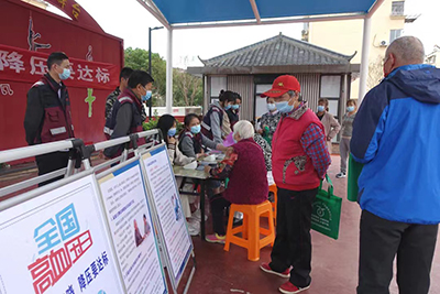 3海门区疾控中心开展高血压防控宣传活动居民观看高血压防控知识展板.jpg