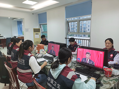 图：值班人员工作之余在流调溯源基地集中收听收看（崇川区疾控中心组织集中收听收看党的二十大开幕盛况）.jpg