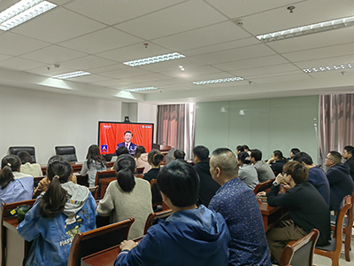 图：单位干部职工在会议室集中收听收看（崇川区疾控中心组织集中收听收看党的二十大开幕盛况）.jpg
